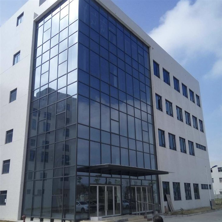 Stiklinės užuolaidinės sienos langai